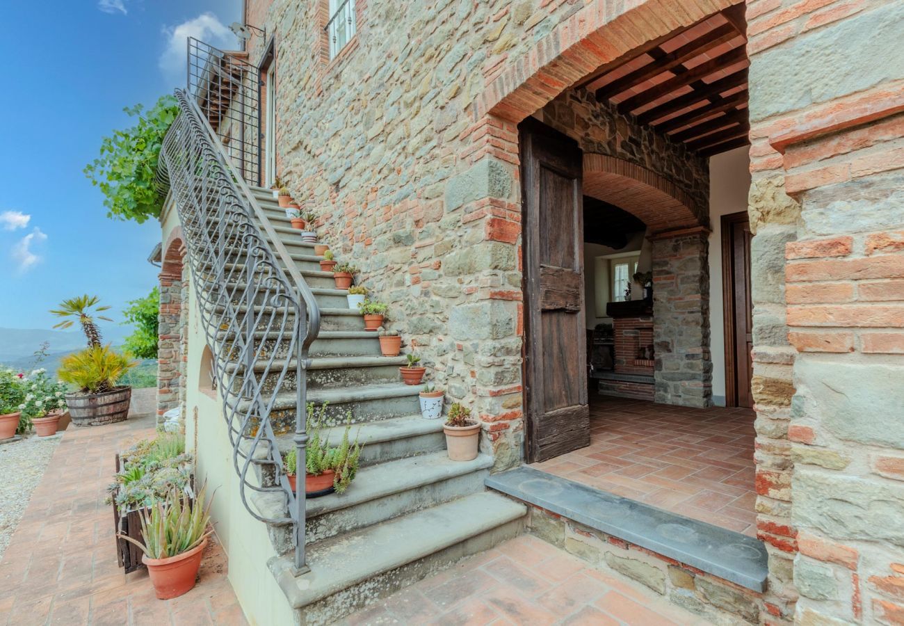 Villa in Lucca - Tuscan Fizz, a traditional Stone Farmhouse with Private Pool and Amazing View among the Vineyards in Lucca