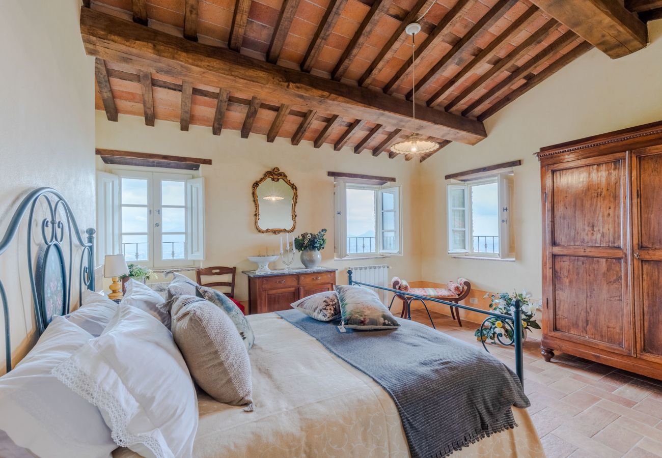 Villa in Lucca - Tuscan Fizz, a traditional Stone Farmhouse with Private Pool and Amazing View among the Vineyards in Lucca