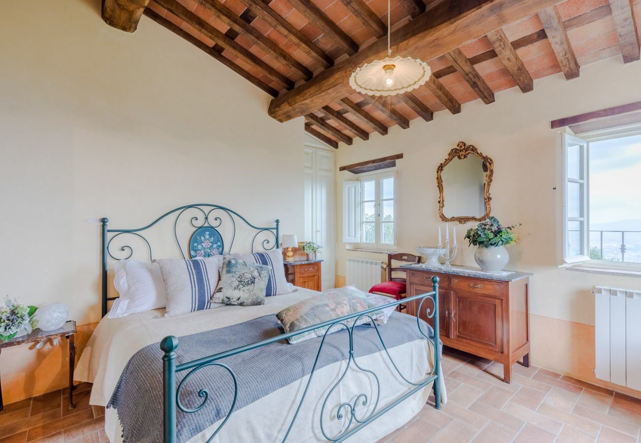 Villa in Lucca - Tuscan Fizz, a traditional Stone Farmhouse with Private Pool and Amazing View among the Vineyards in Lucca