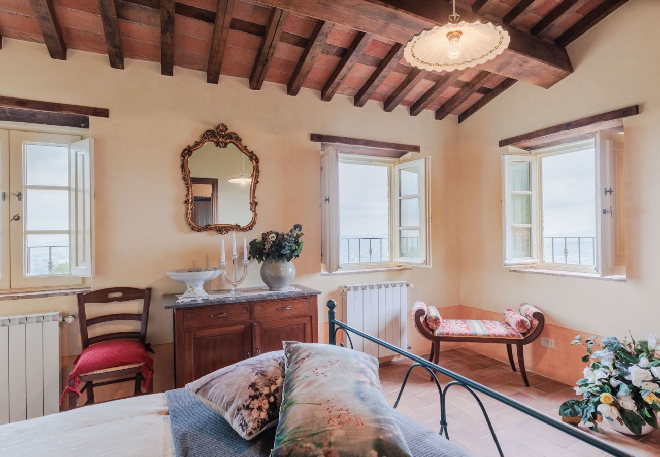 Villa in Lucca - Tuscan Fizz, a traditional Stone Farmhouse with Private Pool and Amazing View among the Vineyards in Lucca