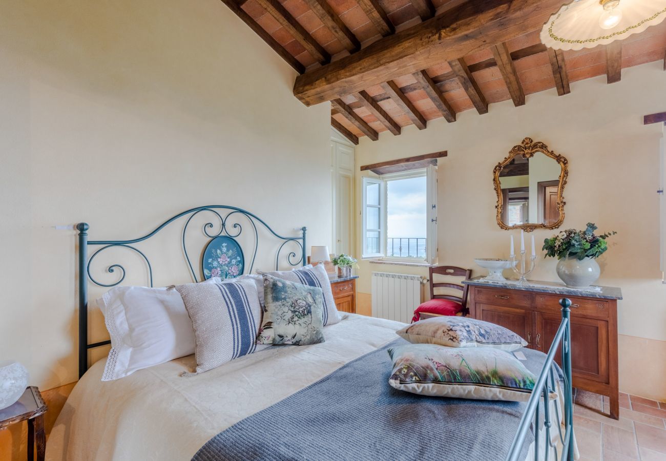 Villa in Lucca - Tuscan Fizz, a traditional Stone Farmhouse with Private Pool and Amazing View among the Vineyards in Lucca