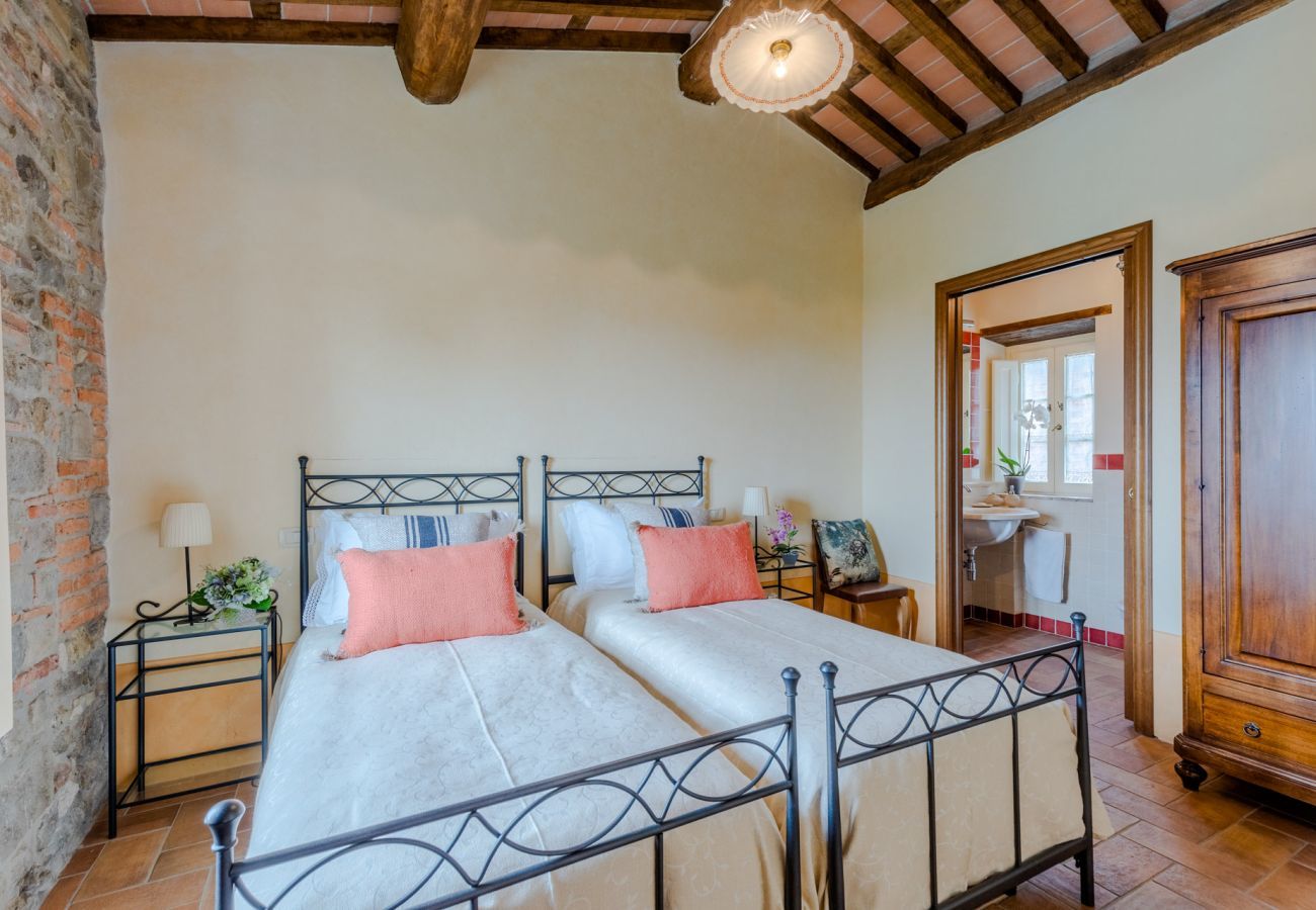 Villa in Lucca - Tuscan Fizz, a traditional Stone Farmhouse with Private Pool and Amazing View among the Vineyards in Lucca