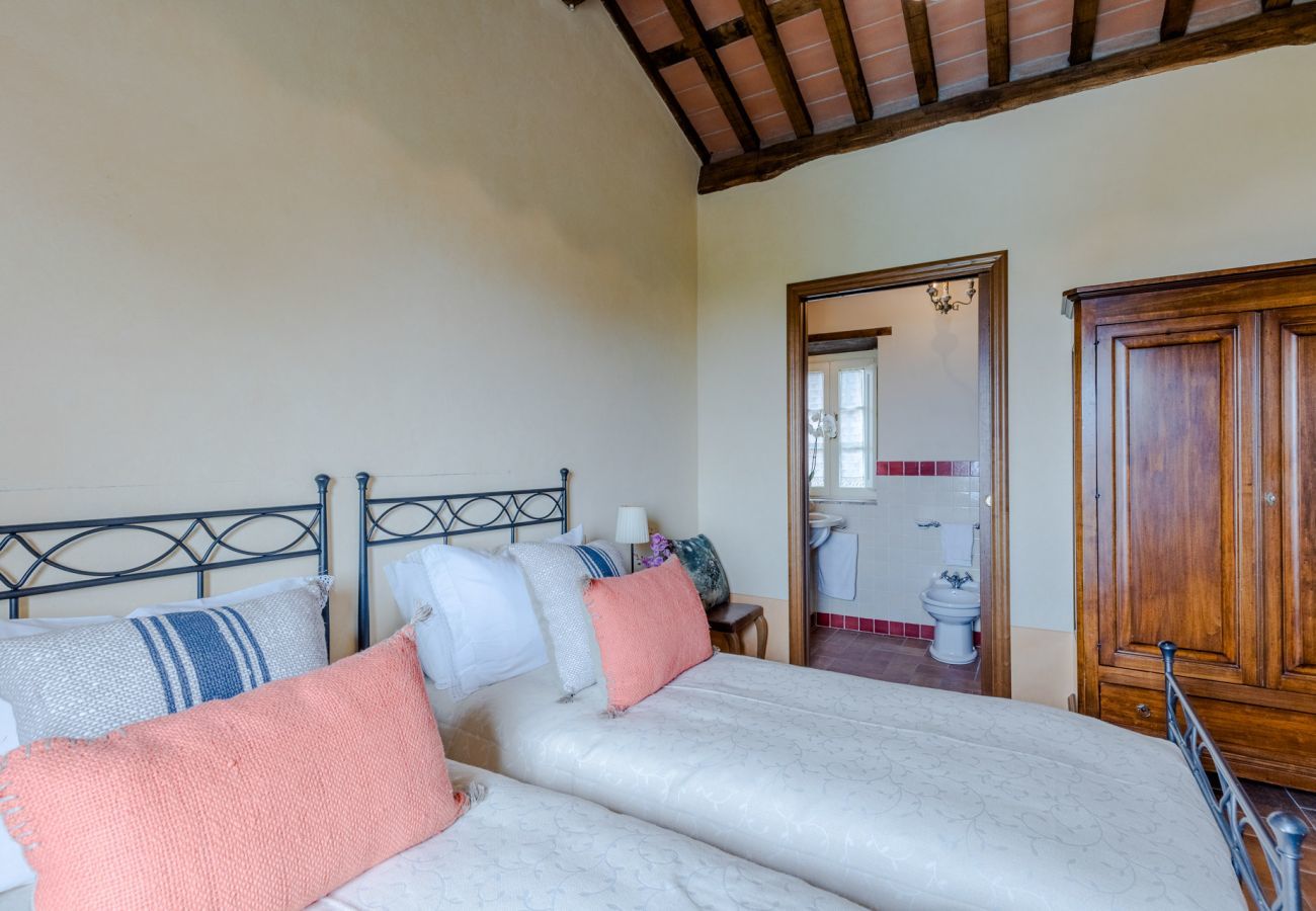 Villa in Lucca - Tuscan Fizz, a traditional Stone Farmhouse with Private Pool and Amazing View among the Vineyards in Lucca