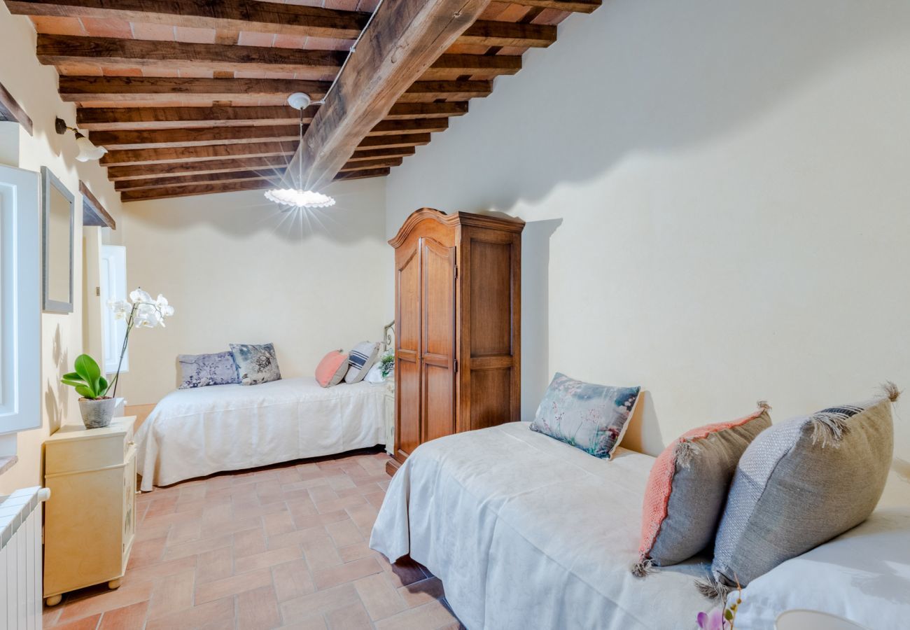 Villa in Lucca - Tuscan Fizz, a traditional Stone Farmhouse with Private Pool and Amazing View among the Vineyards in Lucca