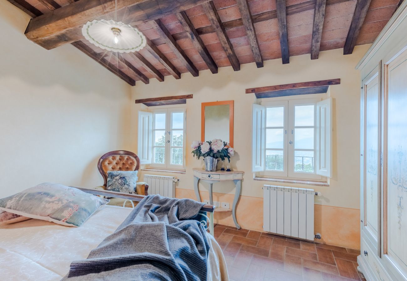 Villa in Lucca - Tuscan Fizz, a traditional Stone Farmhouse with Private Pool and Amazing View among the Vineyards in Lucca