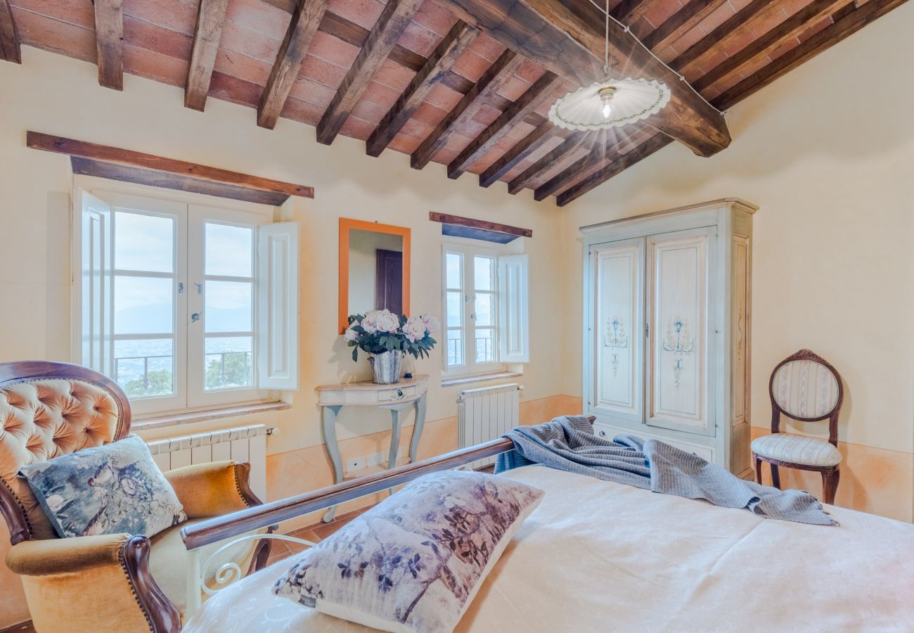 Villa in Lucca - Tuscan Fizz, a traditional Stone Farmhouse with Private Pool and Amazing View among the Vineyards in Lucca