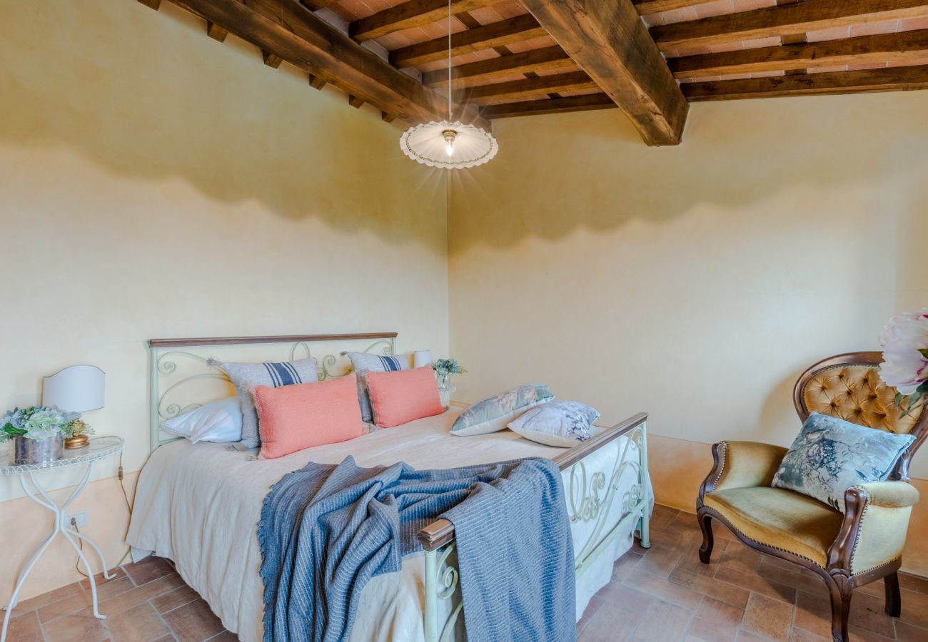 Villa in Lucca - Tuscan Fizz, a traditional Stone Farmhouse with Private Pool and Amazing View among the Vineyards in Lucca