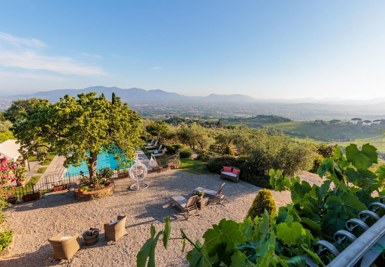 Villa in Lucca - Tuscan Fizz, a traditional Stone Farmhouse with Private Pool and Amazing View among the Vineyards in Lucca