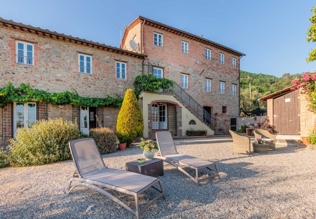 Villa in Lucca - Tuscan Fizz, a traditional Stone Farmhouse with Private Pool and Amazing View among the Vineyards in Lucca