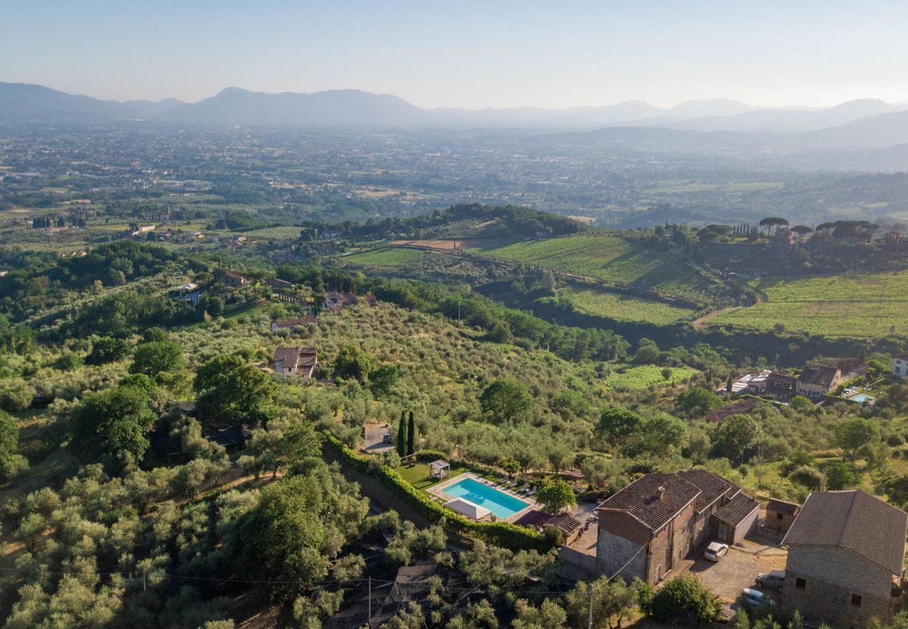 Villa in Lucca - Tuscan Fizz, a traditional Stone Farmhouse with Private Pool and Amazing View among the Vineyards in Lucca