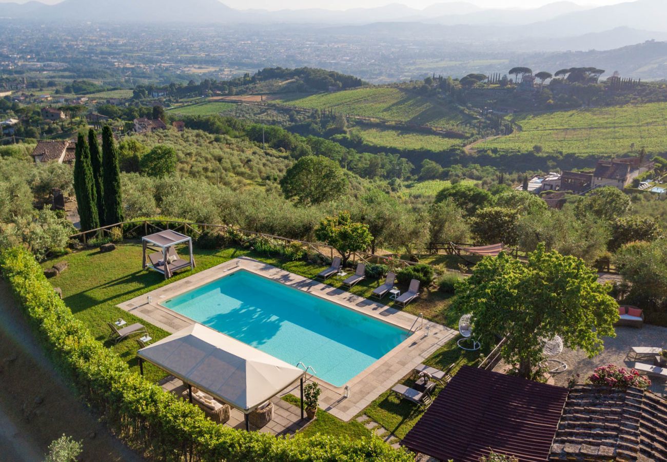 Villa in Lucca - Tuscan Fizz, a traditional Stone Farmhouse with Private Pool and Amazing View among the Vineyards in Lucca