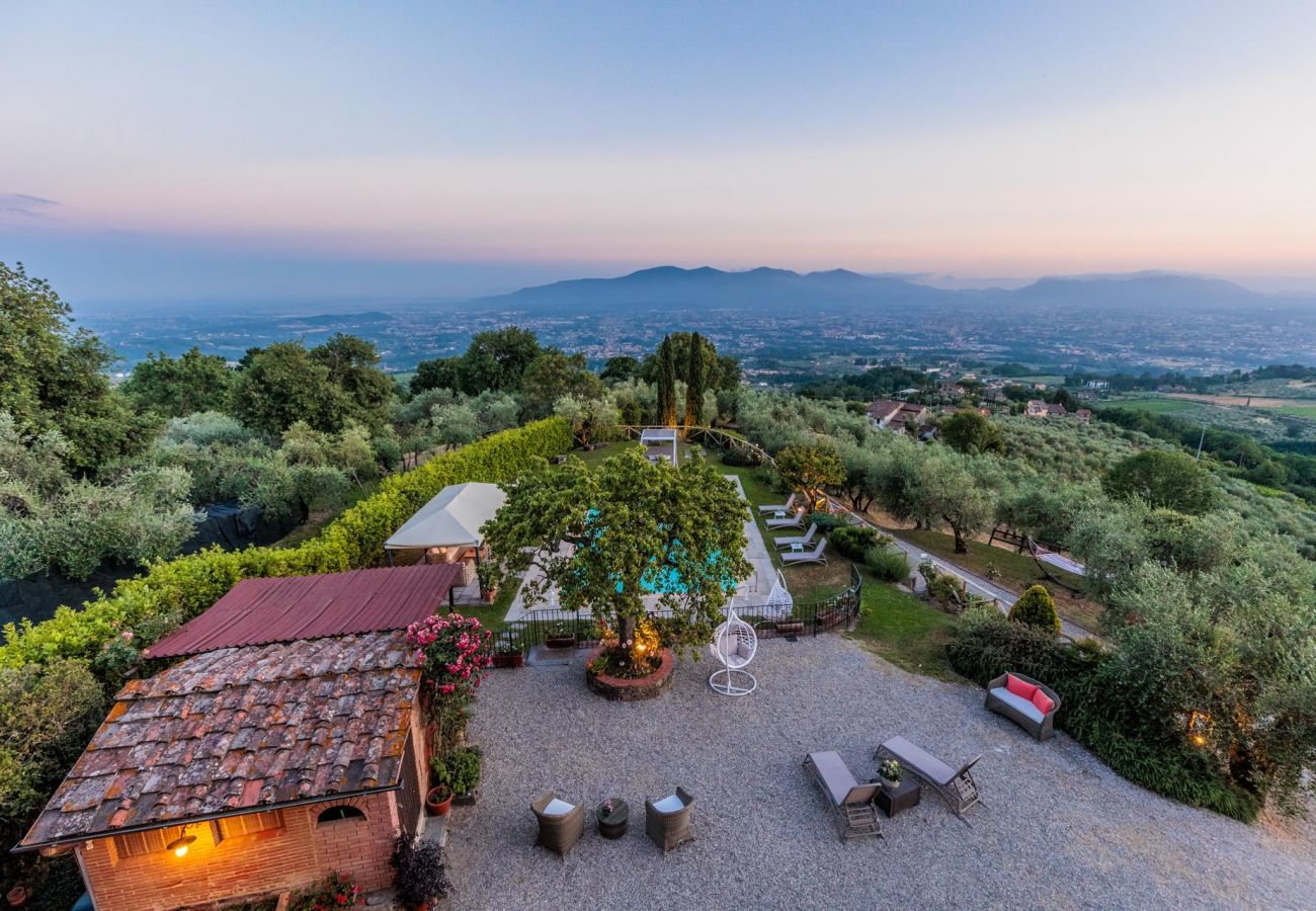 Villa in Lucca - Tuscan Fizz, a traditional Stone Farmhouse with Private Pool and Amazing View among the Vineyards in Lucca