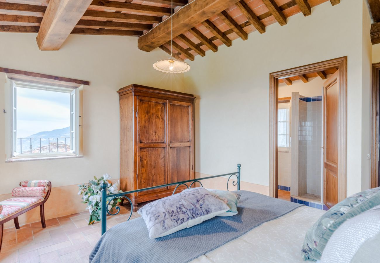 Villa in Lucca - Tuscan Fizz, a traditional Stone Farmhouse with Private Pool and Amazing View among the Vineyards in Lucca