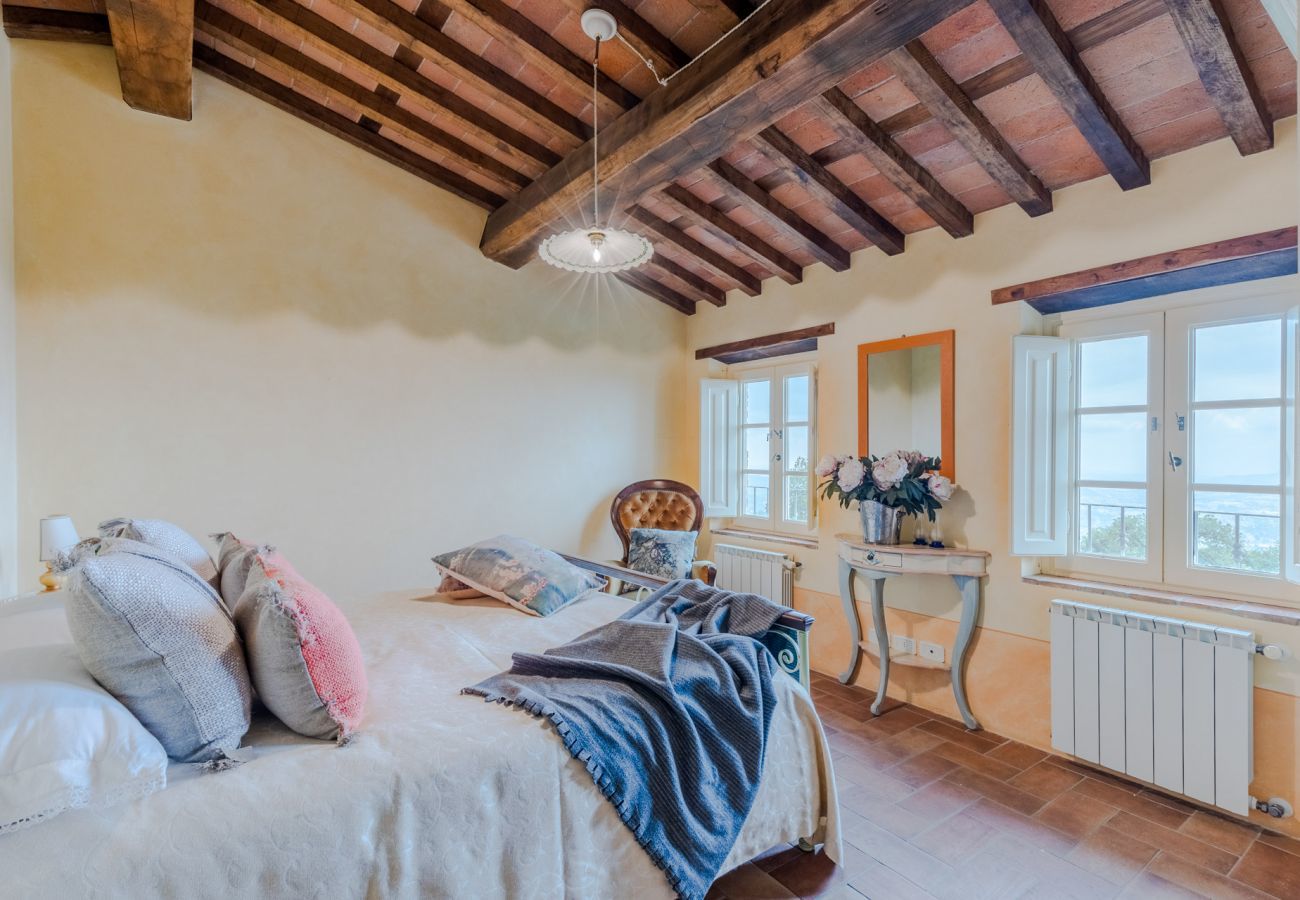 Villa in Lucca - Tuscan Fizz, a traditional Stone Farmhouse with Private Pool and Amazing View among the Vineyards in Lucca