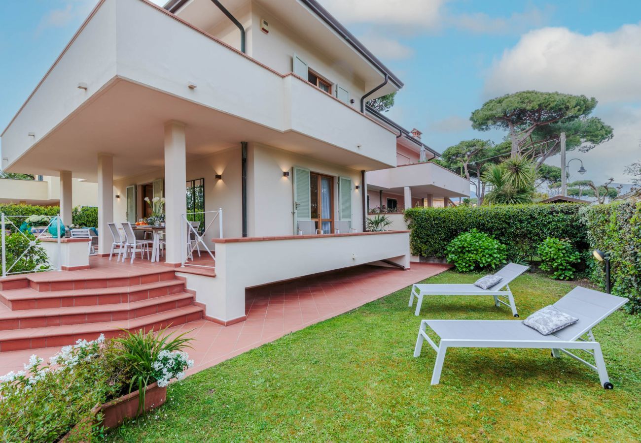 Villa in Marina di Pietrasanta - Regina Beach Villa, by the beach in Marina di Piet