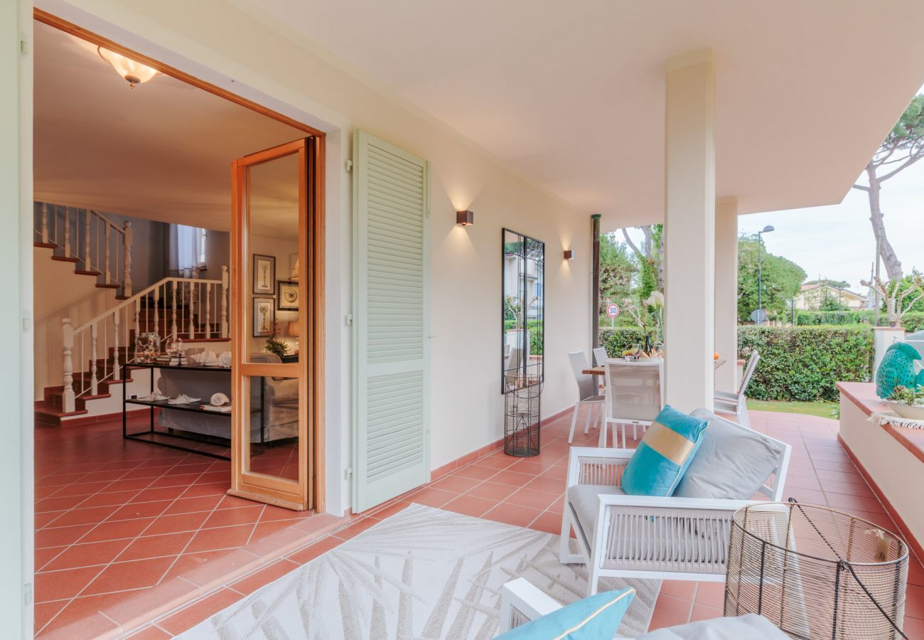 Villa in Marina di Pietrasanta - Regina Beach Villa, by the beach in Marina di Piet