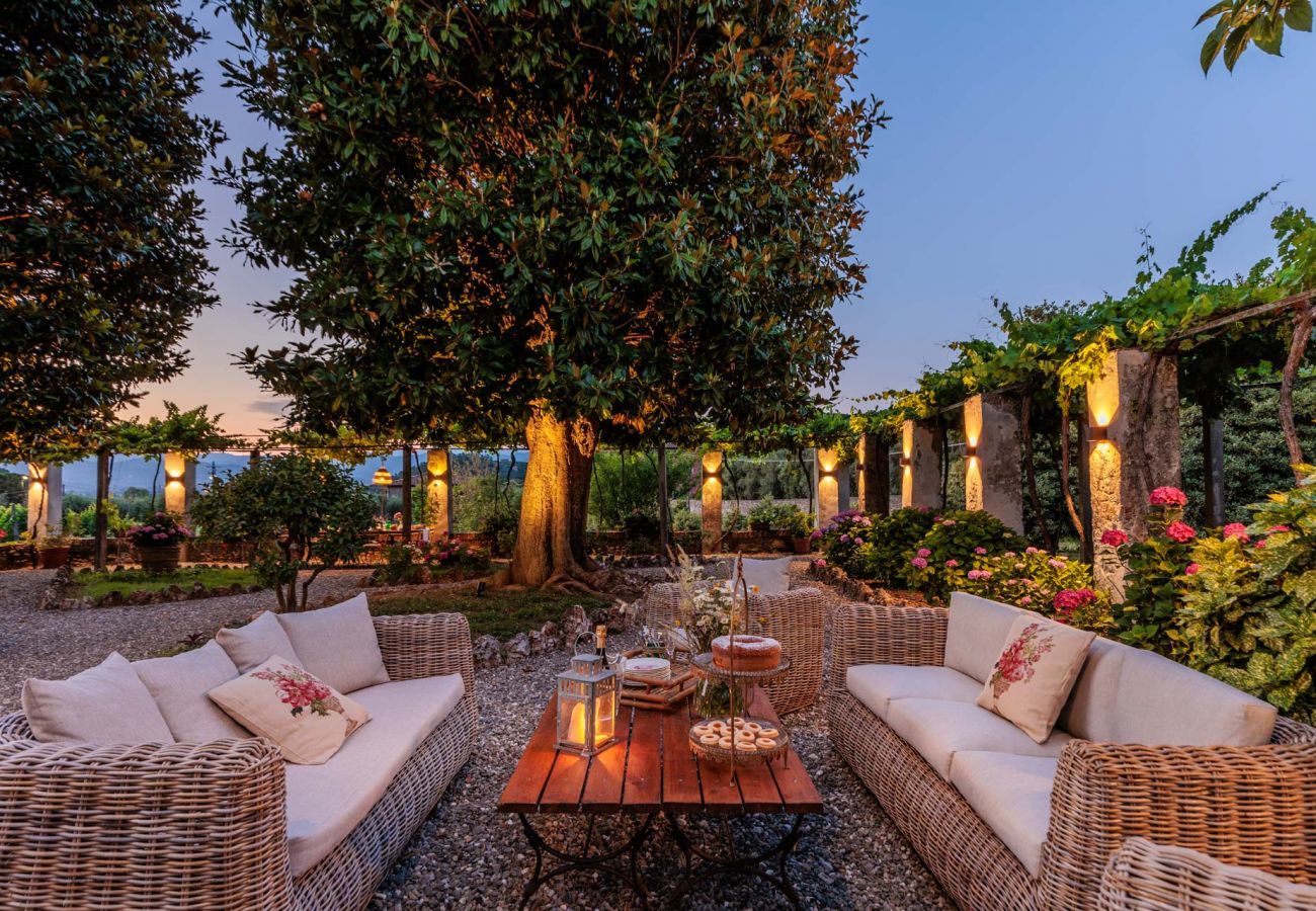 Villa in Vorno - Villa Magnolie, Stylish Family Villa