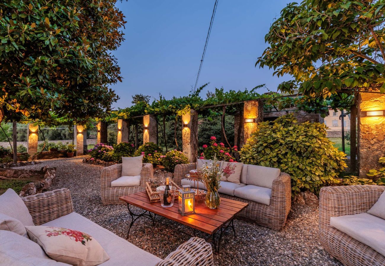 Villa in Vorno - Villa Magnolie, Stylish Family Villa