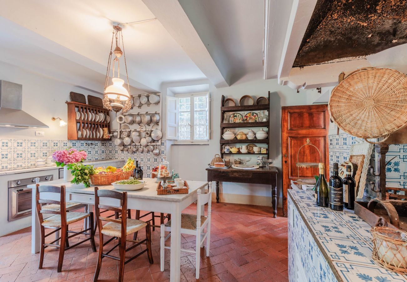 Villa in Vorno - Villa Magnolie, Stylish Family Villa