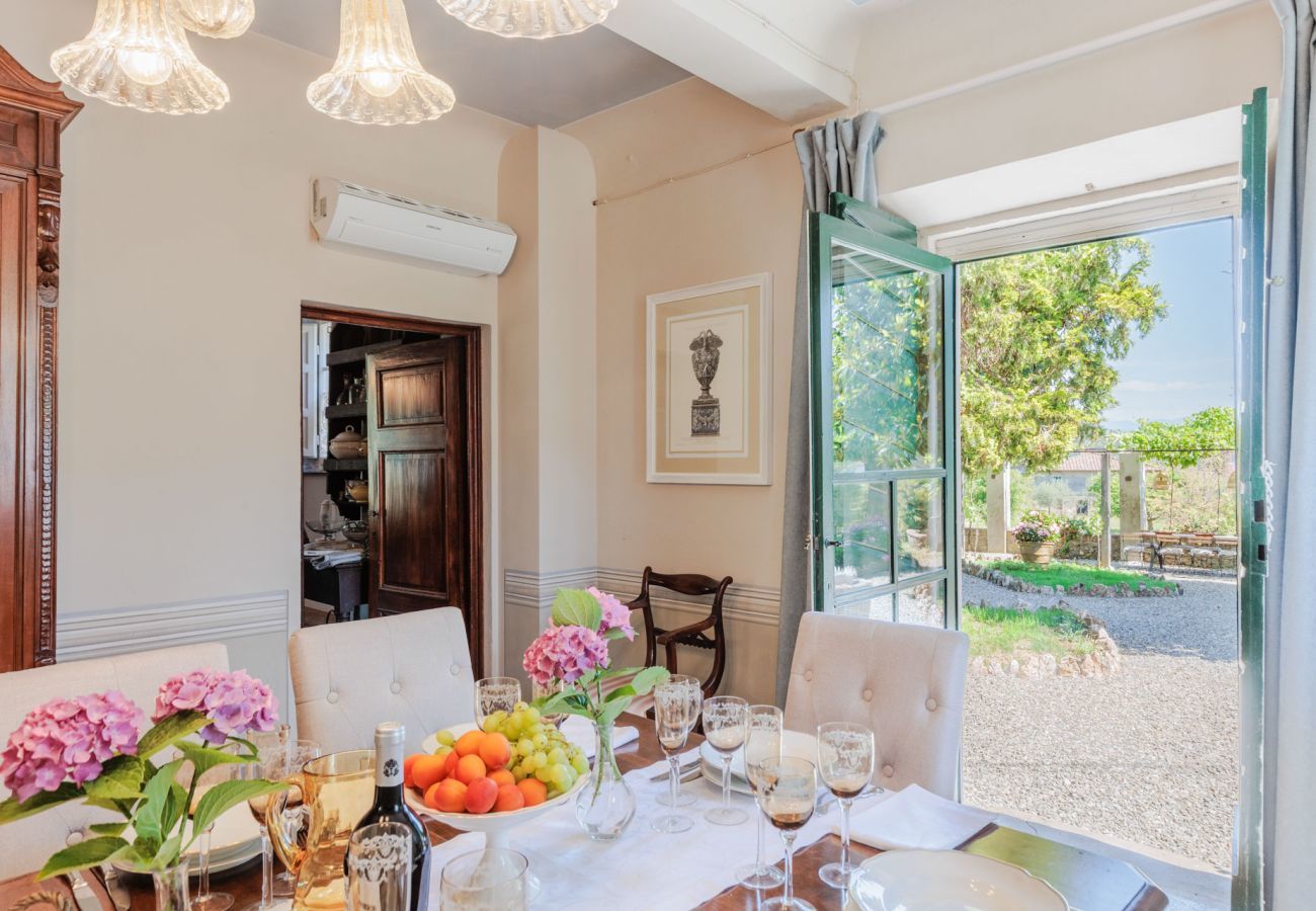 Villa in Vorno - Villa Magnolie, Stylish Family Villa