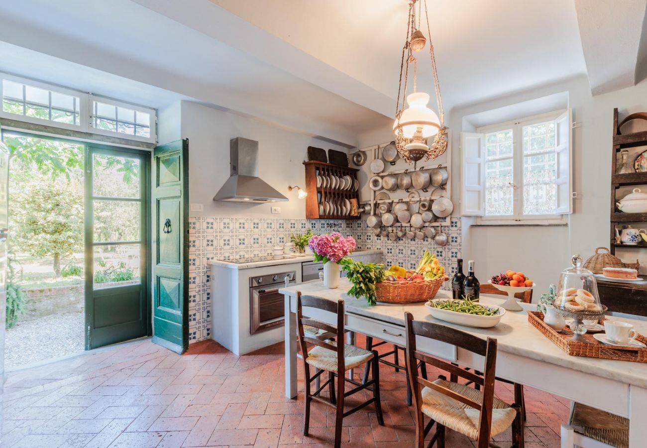 Villa in Vorno - Villa Magnolie, Stylish Family Villa
