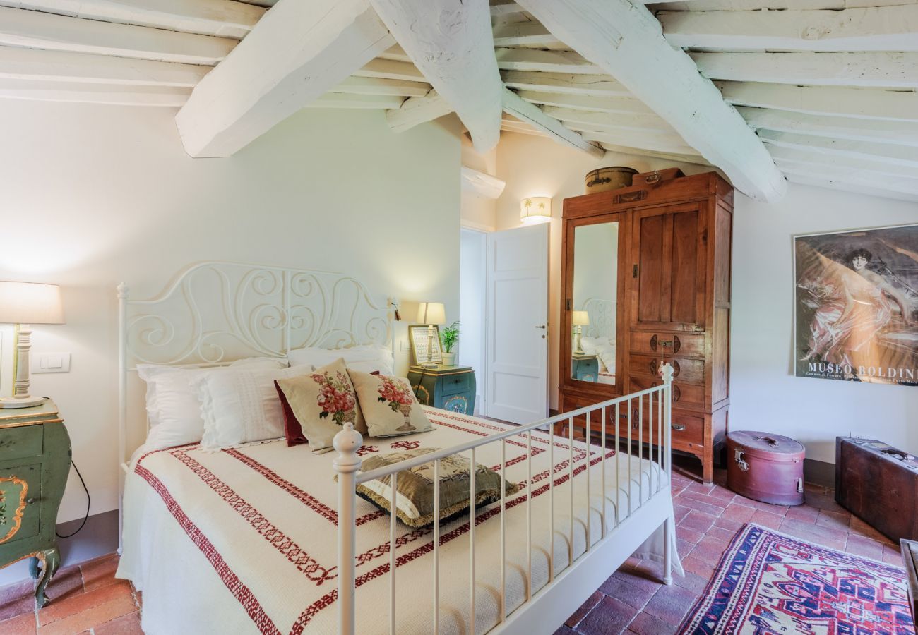 Villa in Vorno - Villa Magnolie, Stylish Family Villa