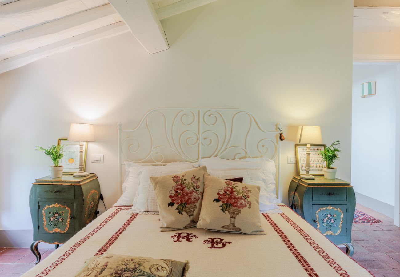 Villa in Vorno - Villa Magnolie, Stylish Family Villa