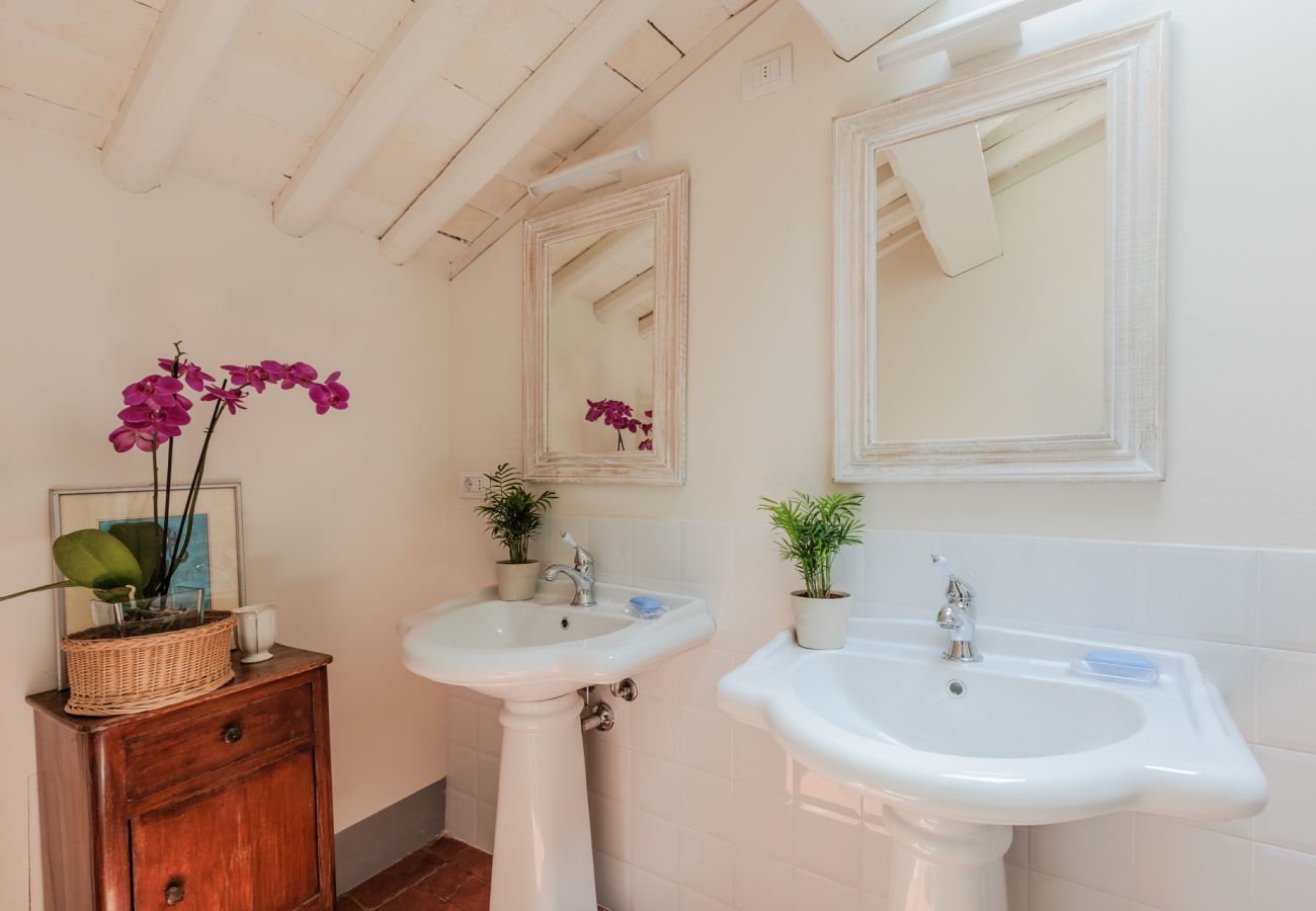 Villa in Vorno - Villa Magnolie, Stylish Family Villa