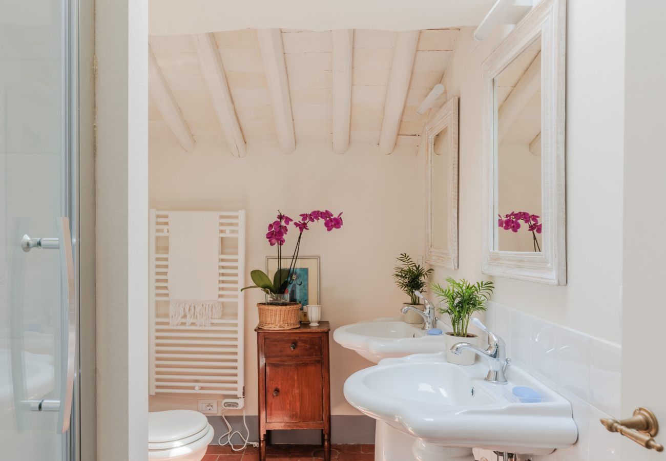 Villa in Vorno - Villa Magnolie, Stylish Family Villa