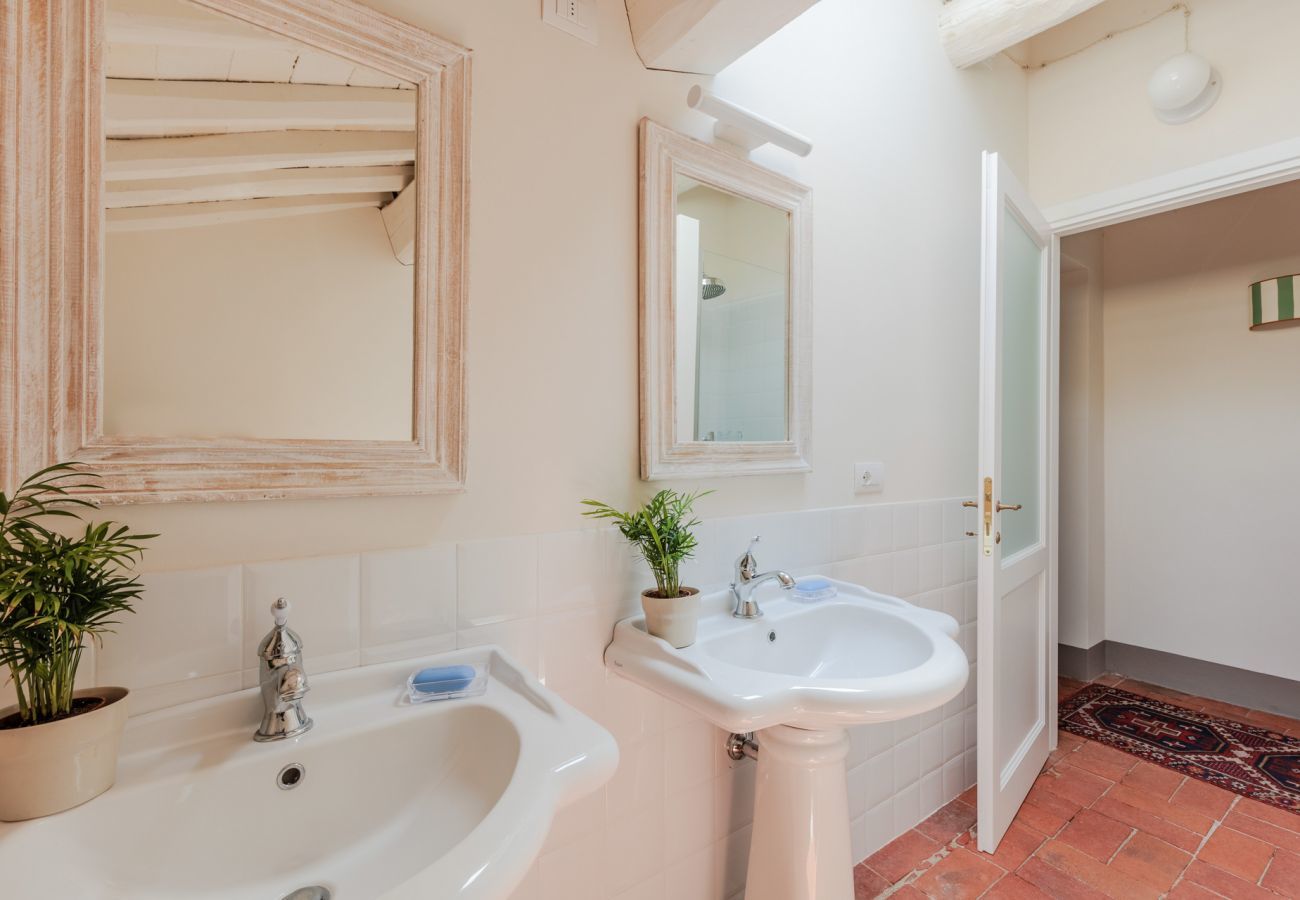 Villa in Vorno - Villa Magnolie, Stylish Family Villa