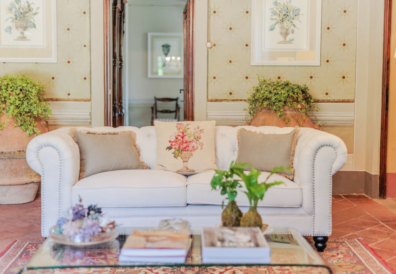 Villa in Vorno - Villa Magnolie, Stylish Family Villa