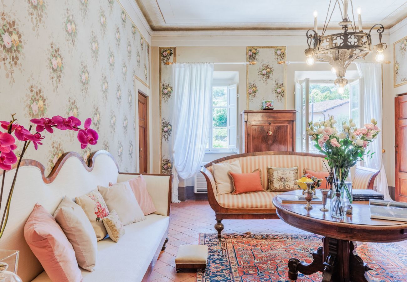 Villa in Vorno - Villa Magnolie, Stylish Family Villa
