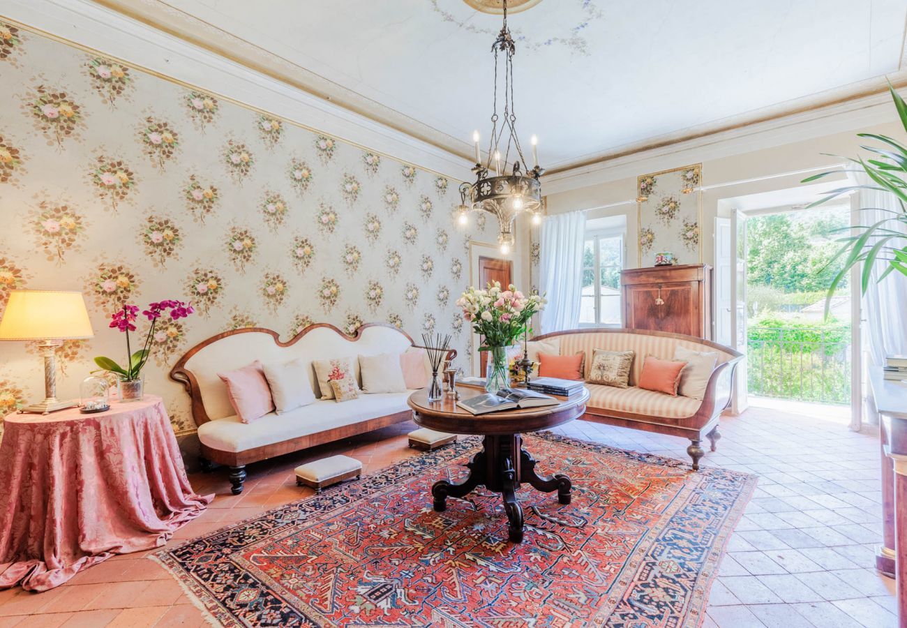 Villa in Vorno - Villa Magnolie, Stylish Family Villa