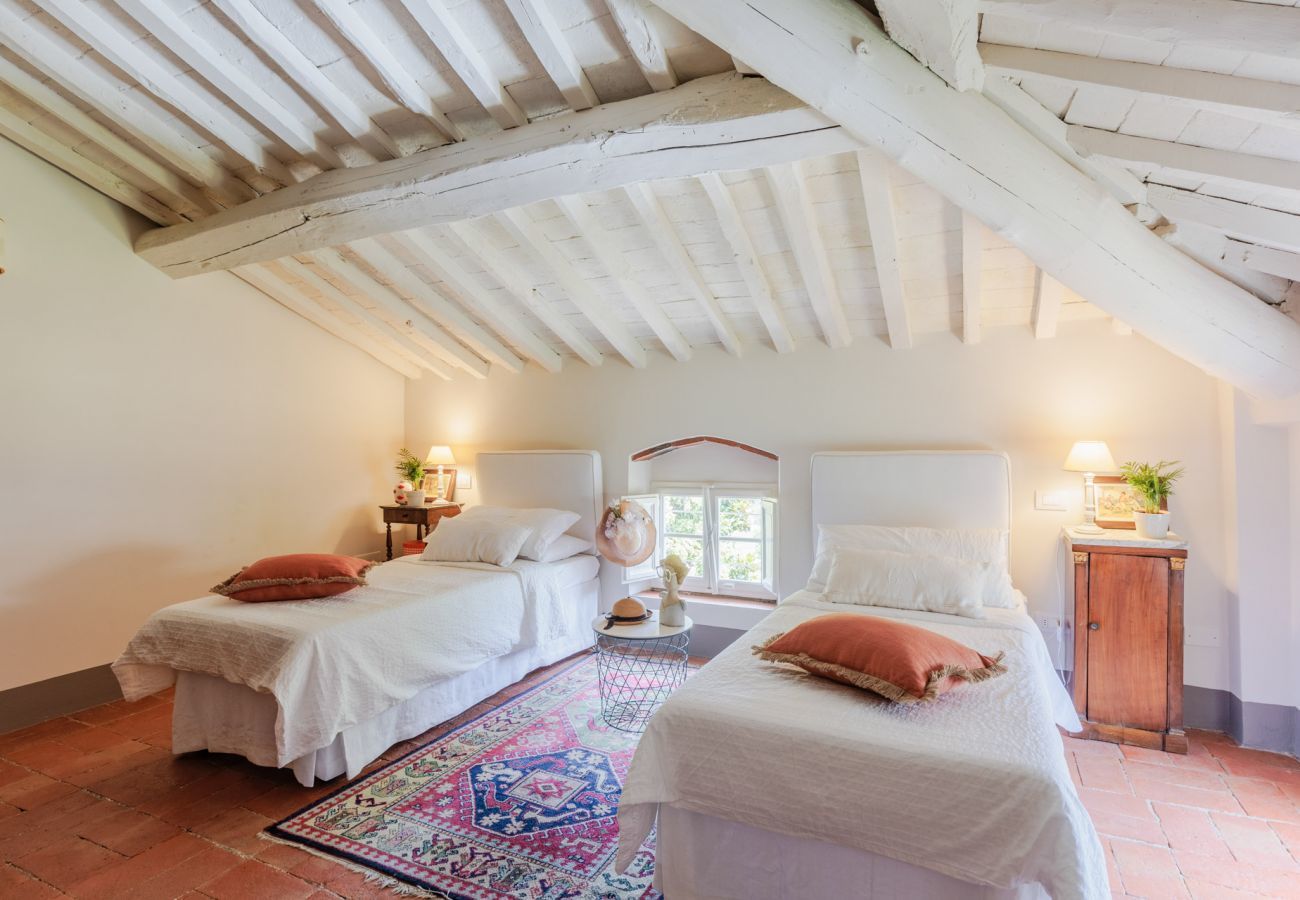 Villa in Vorno - Villa Magnolie, Stylish Family Villa