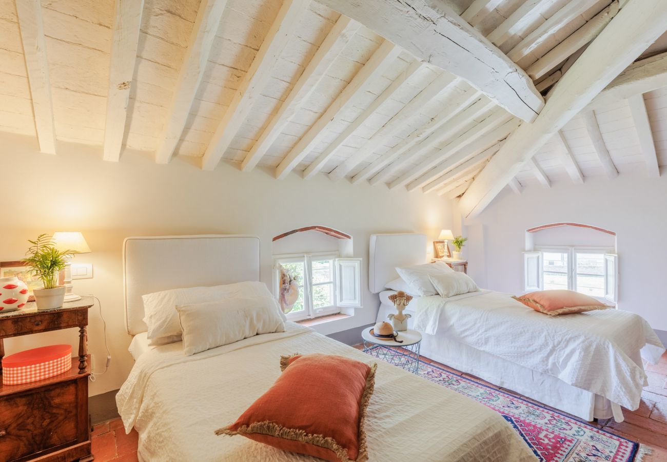 Villa in Vorno - Villa Magnolie, Stylish Family Villa