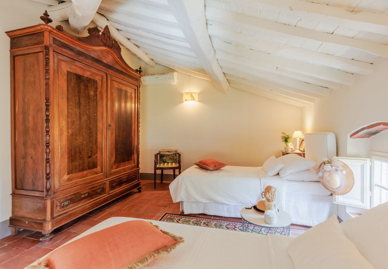 Villa in Vorno - Villa Magnolie, Stylish Family Villa