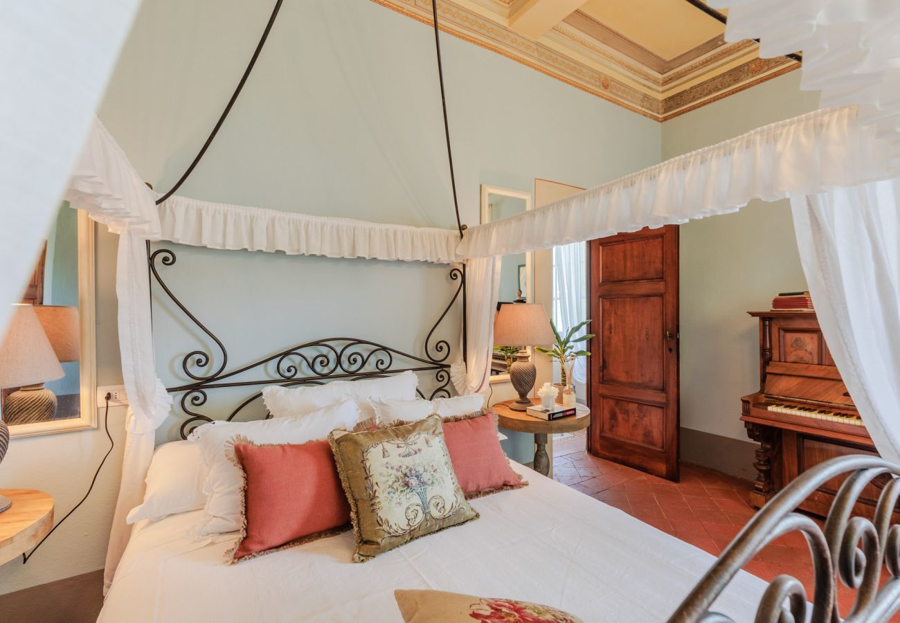 Villa in Vorno - Villa Magnolie, Stylish Family Villa