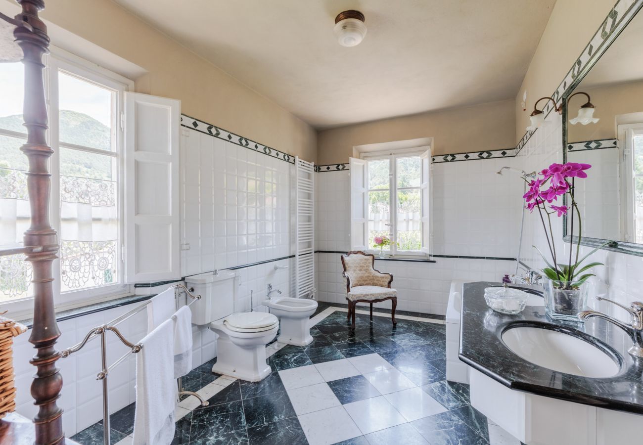 Villa in Vorno - Villa Magnolie, Stylish Family Villa