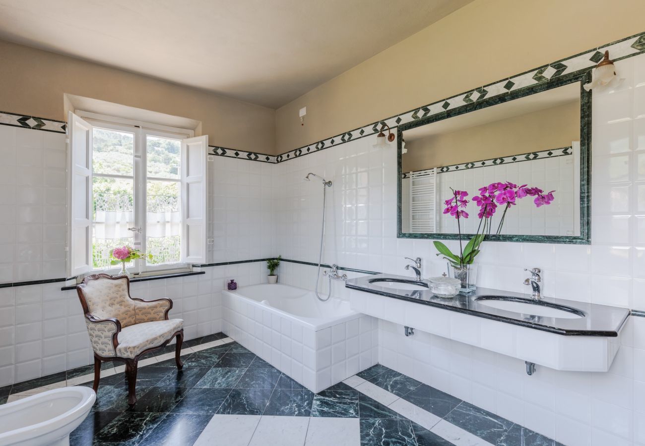 Villa in Vorno - Villa Magnolie, Stylish Family Villa