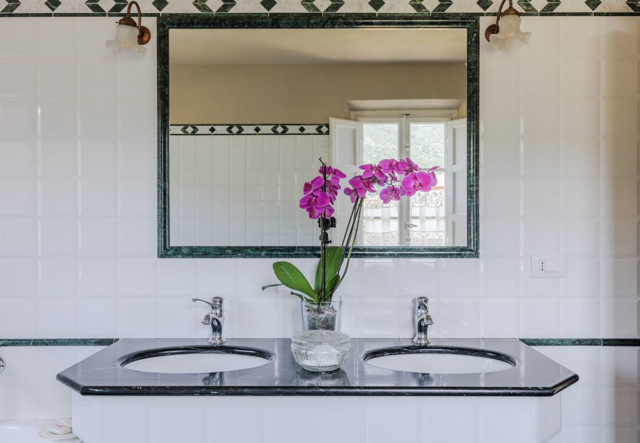 Villa in Vorno - Villa Magnolie, Stylish Family Villa