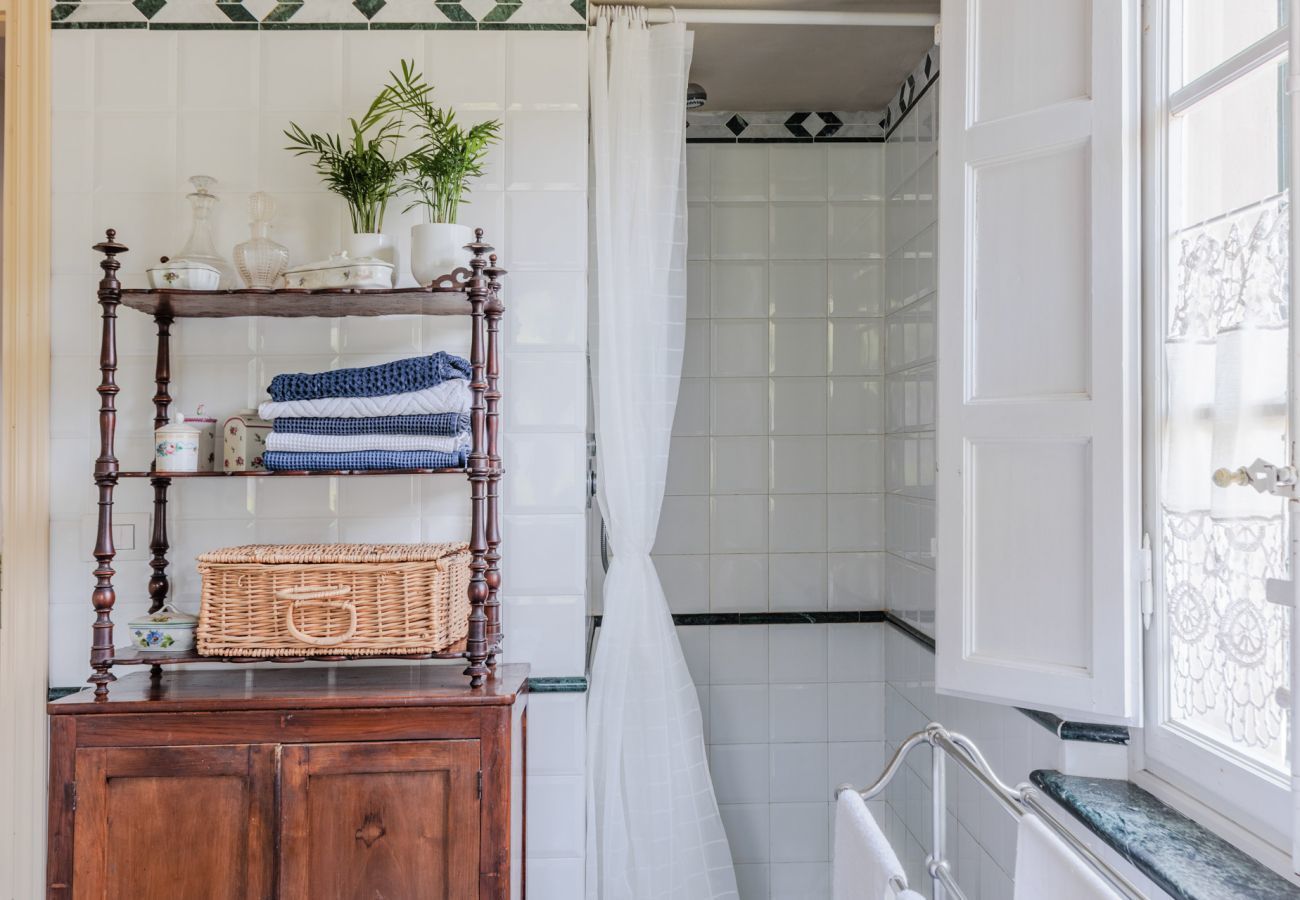 Villa in Vorno - Villa Magnolie, Stylish Family Villa