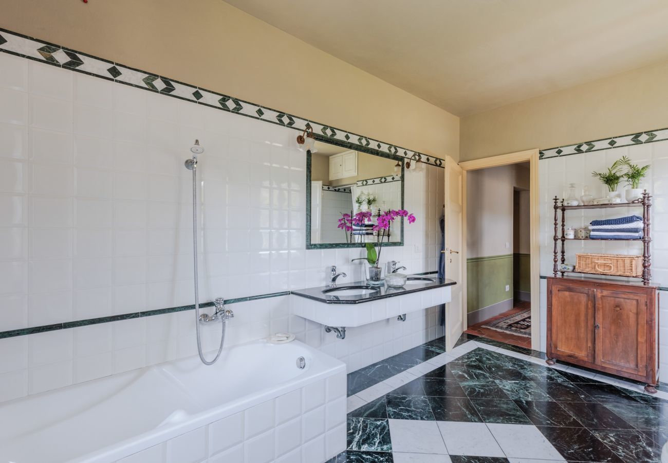 Villa in Vorno - Villa Magnolie, Stylish Family Villa