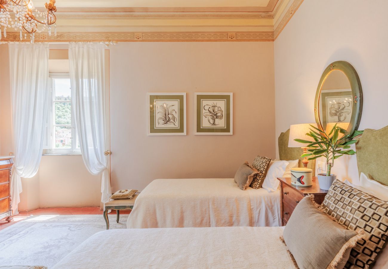 Villa in Vorno - Villa Magnolie, Stylish Family Villa