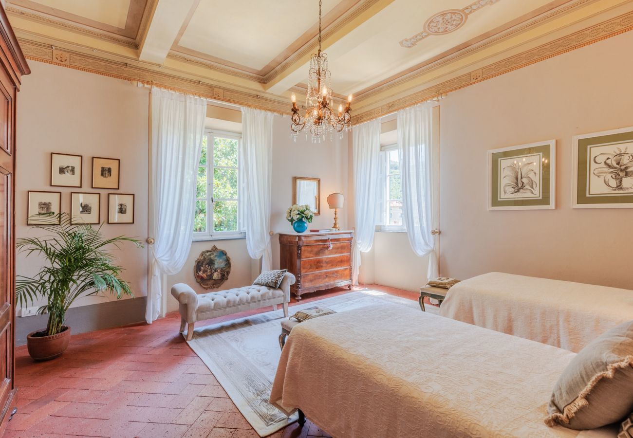 Villa in Vorno - Villa Magnolie, Stylish Family Villa
