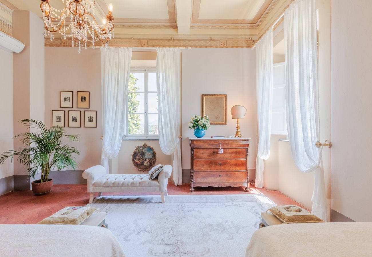 Villa in Vorno - Villa Magnolie, Stylish Family Villa