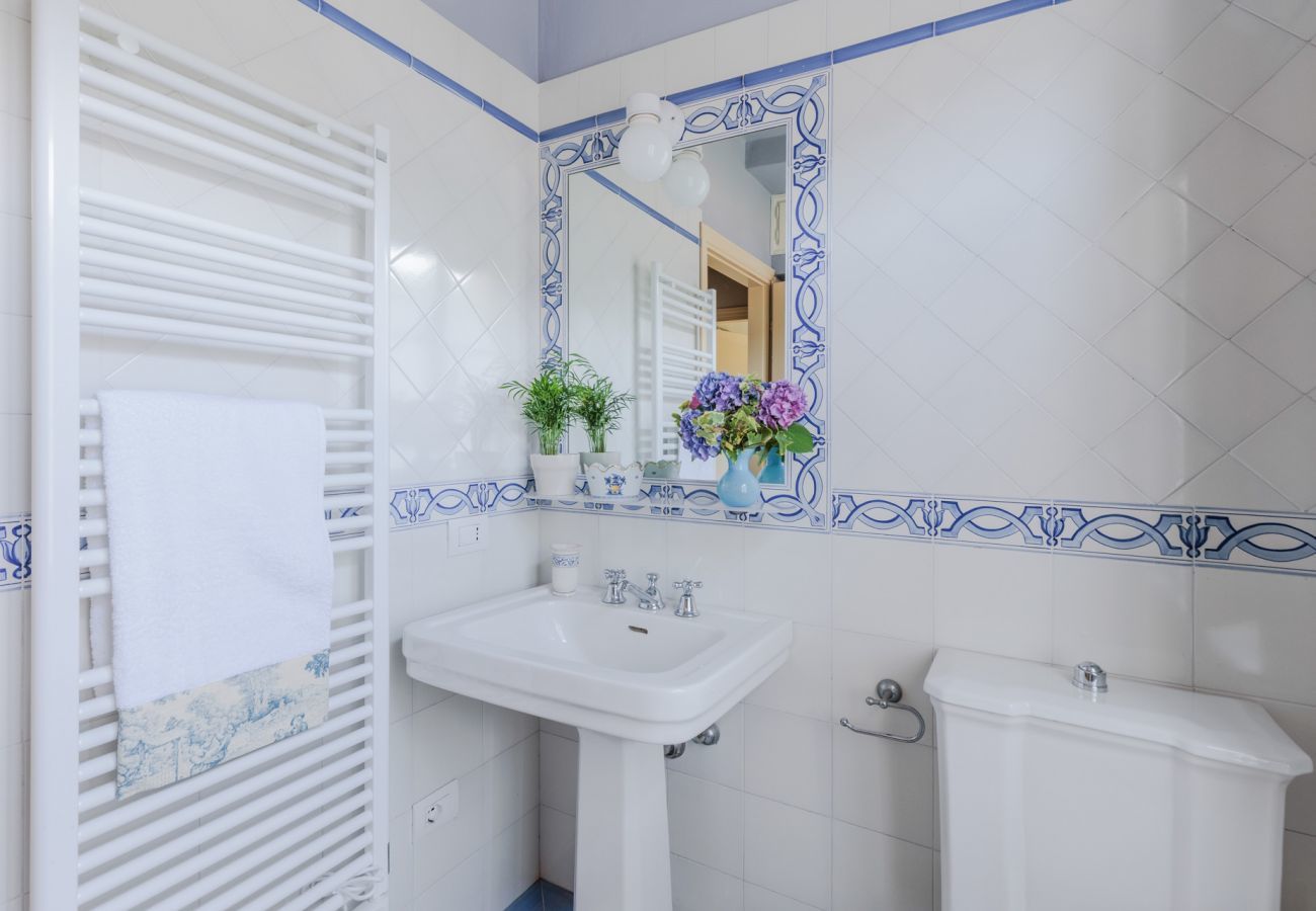 Villa in Vorno - Villa Magnolie, Stylish Family Villa