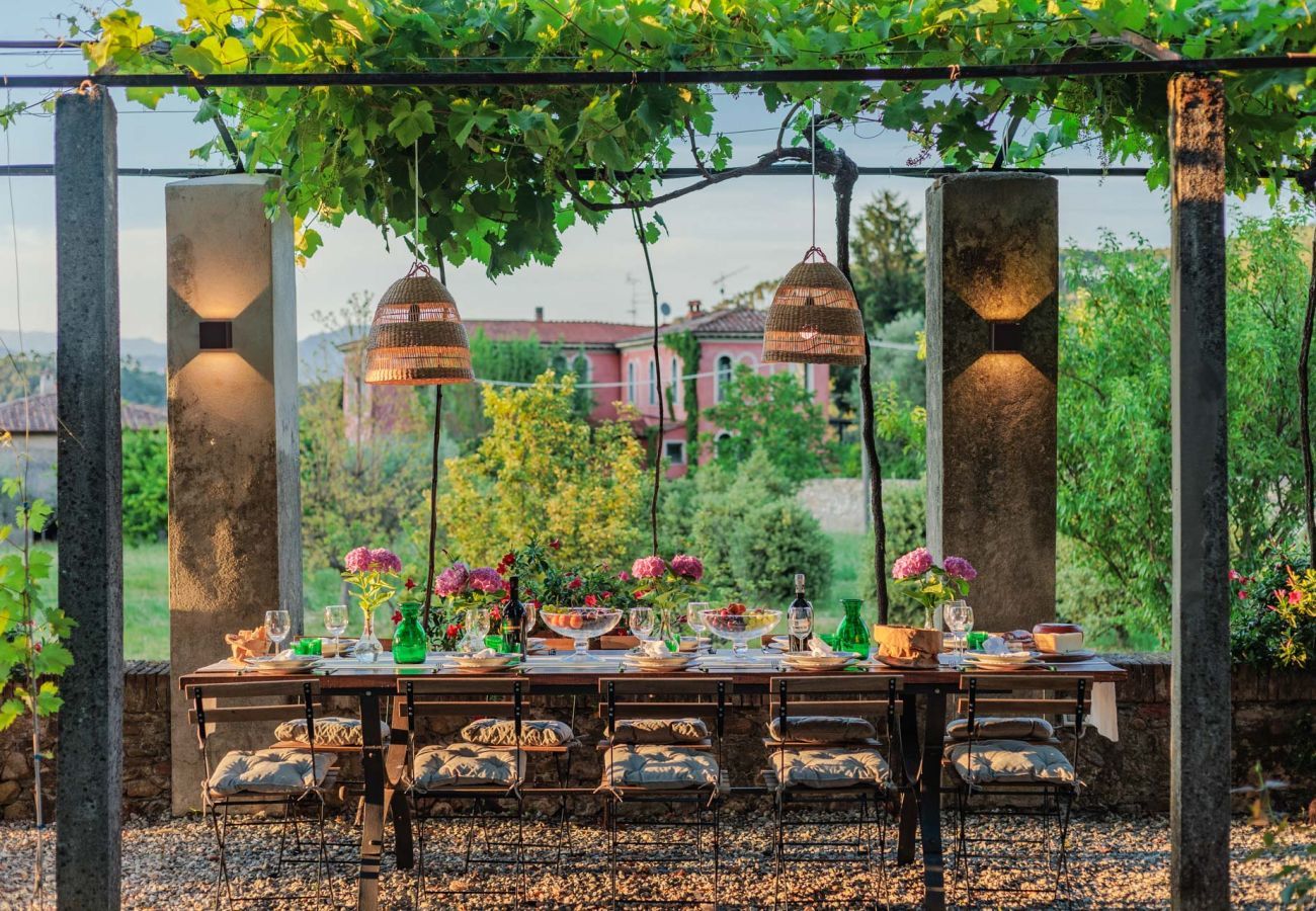 Villa in Vorno - Villa Magnolie, Stylish Family Villa