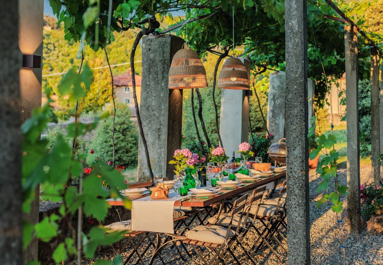 Villa in Vorno - Villa Magnolie, Stylish Family Villa