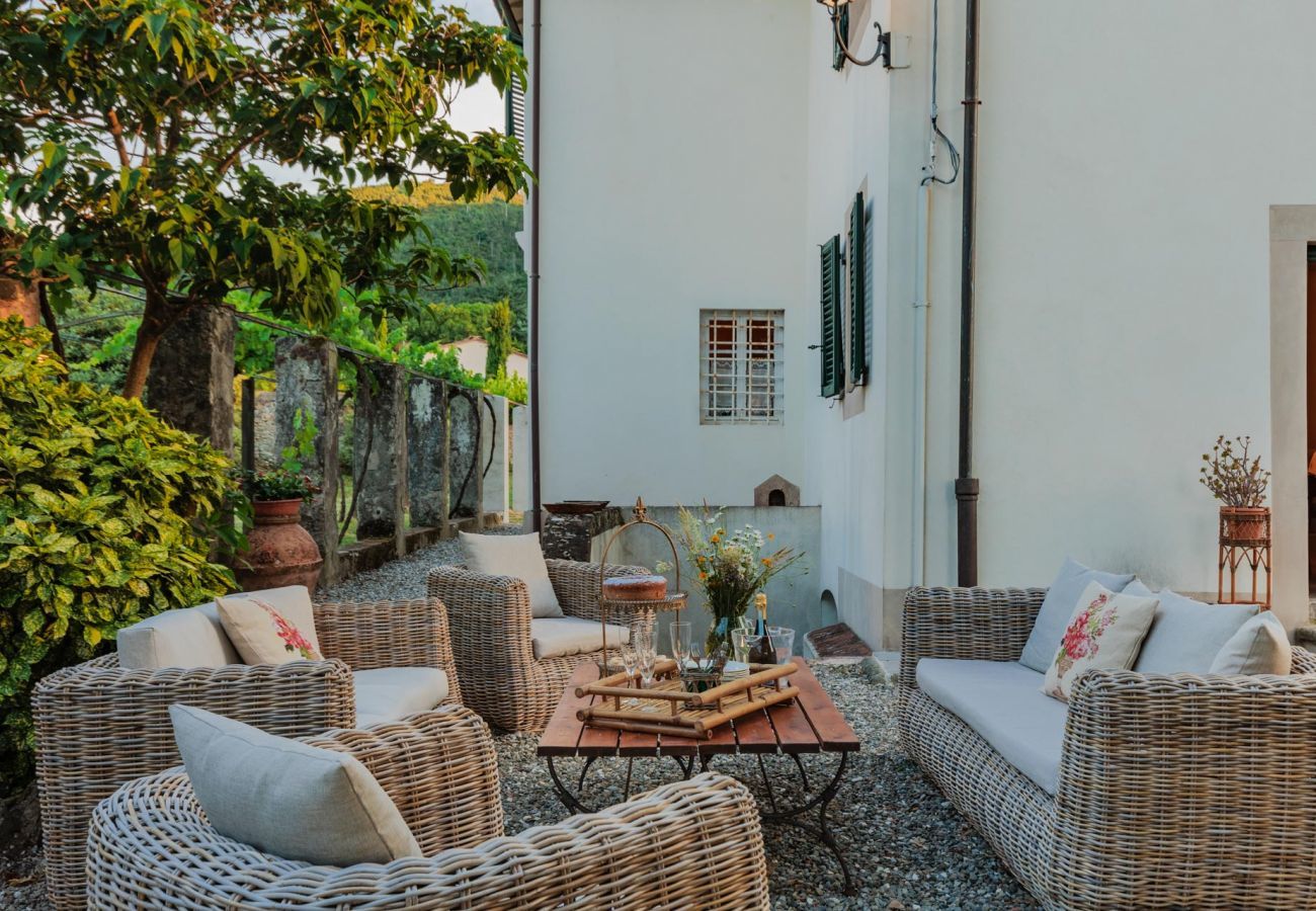 Villa in Vorno - Villa Magnolie, Stylish Family Villa