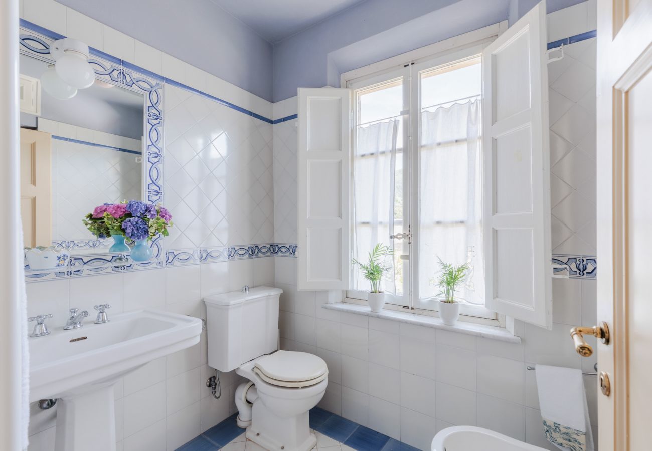 Villa in Vorno - Villa Magnolie, Stylish Family Villa
